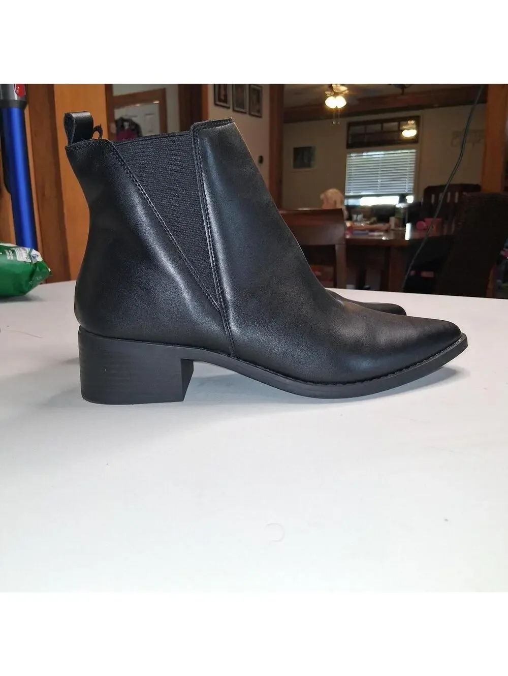 Women's pointed size 9 Black Boot